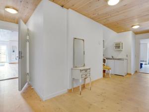 una stanza con pareti bianche e uno specchio a parete di Holiday Home Knut - 10km from the sea by Interhome a Højer