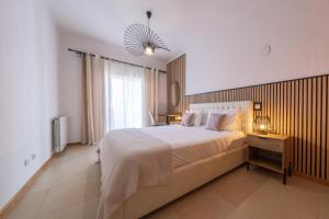 Villa Ofelia 46 by Destination Algarve في Santo Amaro: غرفة نوم بسرير كبير ونافذة كبيرة +43 صورة