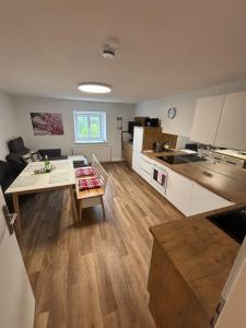 Una cocina y una sala de estar con una mesa. en Christoph's mountain and lake view, en Pflach