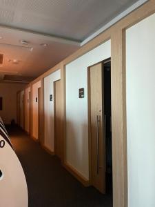 ドバイにあるSleepover Terminal 3, Concourse A - formerly sleep 'n flyのオフィスビルのエレベーターの列