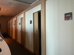ドバイにあるSleepover Terminal 3, Concourse A - formerly sleep 'n flyの病院の廊下に並んだロッカー