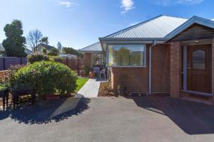 una casa de ladrillo con una puerta y un patio en Your Home Away From Home on Barrington Street, en Christchurch
