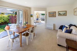 una sala de estar con una mesa y un sofá en Your Home Away From Home on Barrington Street, en Christchurch