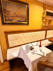 uma mesa num restaurante com uma foto na parede em Hotel Corte Contarina em Veneza