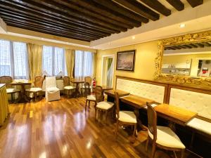 a restaurant with tables and chairs and a mirror at Hotel Corte Contarina in Venice