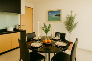 カマラビーチにあるKamalaya Hillside Sanctuary Kamala Beachのダイニングルーム(テーブル、椅子付)