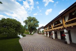 a cobblestone walkway next to a building at Ecopark VII NEBO in Kirovskoye