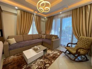 シャルム・エル・シェイクにあるSharm Hills Two bedrooms apartmentのソファと椅子のあるリビングルーム