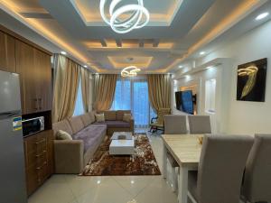 シャルム・エル・シェイクにあるSharm Hills Two bedrooms apartmentのソファとテーブルのあるリビングルーム