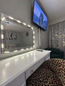 Katil atau katil-katil dalam bilik di 2BR King and Queen beds Games Stadium 6Flags Airport +16 gambar