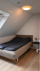 a bed in a room with a ceiling at Lejlighed i Esbjerg tæt på centrum og havn in Esbjerg +20 photos
