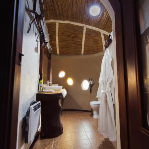 un baño con lavabo e inodoro en Ecopark VII NEBO, en Kirovskoye