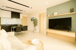 カマラビーチにあるKamalaya Hillside Sanctuary Kamala Beachの大型薄型テレビのあるリビングルーム