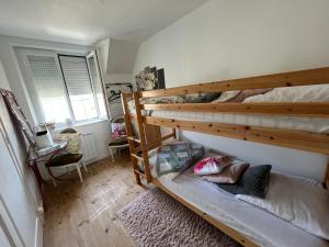 Dos literas en una habitación con ventana. en Villa les Flots, en Ault