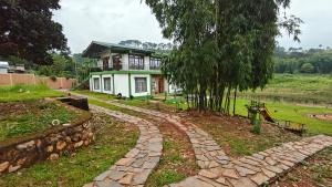 a house with a stone path in front of it at Ri Tngen in Borpāni