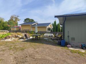 a backyard with a picnic table and a house at Omakotitalo rauhallisella alueella in Rauma