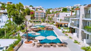 Una vista aérea de la piscina de un resort con sombrillas. en Ayaz Suites, en Bodrum City