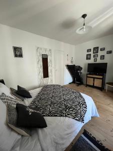 Un dormitorio con una cama grande con una manta de cebra. en Villa les Flots, en Ault