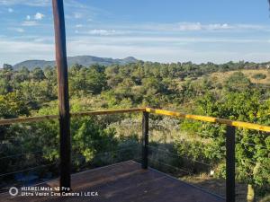 ein Blick von der Aussichtsplattform eines Baumhauses in der Unterkunft Indabuch in Rustenburg