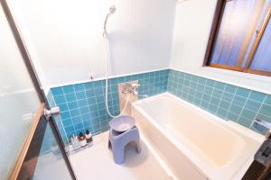 bagno con vasca e servizi igienici di 8 min from Nagoya St 6 beds 3 bedroom Free parking a Nagoya