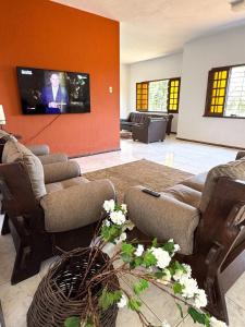 Posezení v ubytování Charming Colonial Countryside Home with Wifi + 45 fotografií