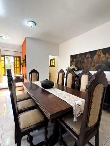 Posezení v ubytování Charming Colonial Countryside Home with Wifi