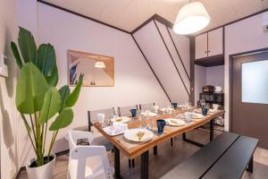una sala da pranzo con un lungo tavolo e sedie di 8 min from Nagoya St 6 beds 3 bedroom Free parking a Nagoya