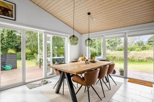 una sala da pranzo con tavolo e sedie in legno di SL351-Korsor-Storkevej-48 a Tjæreby