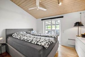 una camera da letto con due letti e un ventilatore a soffitto di SL351-Korsor-Storkevej-48 a Tjæreby