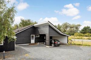 un garage nero con una macchina parcheggiata di SL351-Korsor-Storkevej-48 a Tjæreby