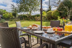 un tavolo con colazione a base di frutta e succo d'arancia di Arthur's Cottage Visit England 4 star Cottage in Norfolk a Edingthorpe
