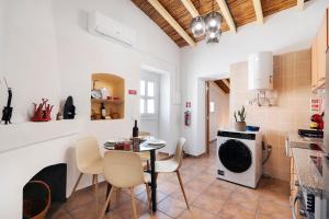 a kitchen and dining room with a table and chairs at Casa Gotinha d' Água in Alcaria Ruiva
