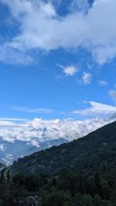 - une vue sur une montagne avec des nuages dans le ciel dans l'établissement Kynance Homestay, à Kalimpong