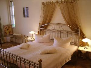 ein Schlafzimmer mit einem großen Bett mit Kissen darauf in der Unterkunft Hotel Pension Senta in Berlin