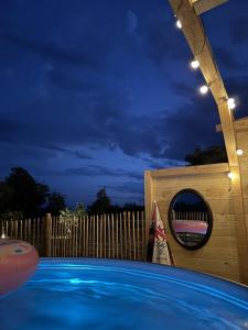 Πισίνα στο ή κοντά στο La Cachette du Domaine du Moulin avec son spa privé en option +46 φωτογραφίες
