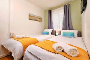 zwei Betten mit Handtüchern in einem Zimmer in der Unterkunft Finest Retreats - Joyful Cottage in Saint Erth + 13 Fotos