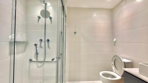 um banheiro com vaso sanitário e box de vidro em 301 - Rentaqui Studio Perdizes Allianz em São Paulo mais 33 fotografias