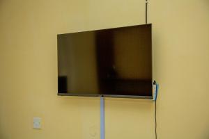TV a/nebo společenská místnost v ubytování Cyan Studio with free WI-FI