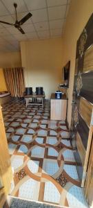 ein leeres Zimmer mit Stühlen und einer Decke in der Unterkunft Mountain View Farmstay in Matkuli