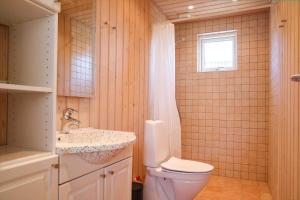 Bilik mandi di 13311-1-Asnaes-Hove-Straede-42-C +15 gambar