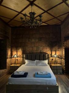 Un dormitorio con una cama grande con dos lámparas encima. en Villa Tabori, en Tiflis