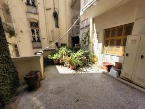 Το κτήριο όπου στεγάζεται  το διαμέρισμα