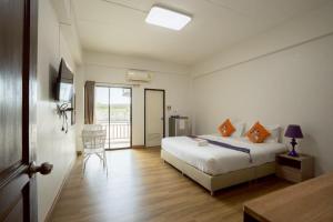 Ένα ή περισσότερα κρεβάτια σε δωμάτιο στο KN Grand Hotel