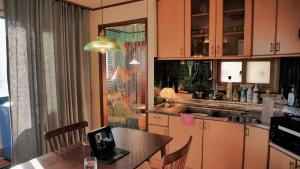 eine Küche mit einem Tisch und einem Laptop darauf in der Unterkunft 해방스테이 #3룸 in Seoul + 20 Fotos