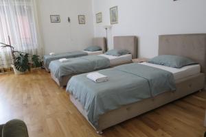 Llit o llits en una habitació de The Best Location 130 m2 salon apartment