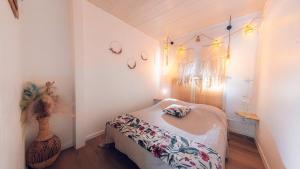 a small bedroom with a bed in a room at Appart. VANILLE T3 en RDJ proche du lagon in Saint-Gilles les Bains