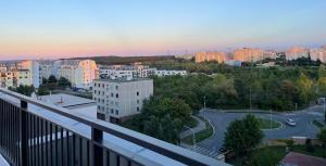 uma vista de uma cidade de uma varanda em Čenětická Apartment em Praga