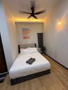 Katil atau katil-katil dalam bilik di AHM RoomSTAY +5 gambar