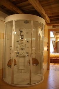 szklany prysznic w narożniku pokoju w obiekcie Residenza La Corte Dei Toldi w mieście Terzolas