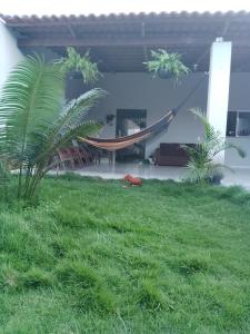 a hammock in the yard of a house at Casa dos sonhos in Viçosa do Ceará